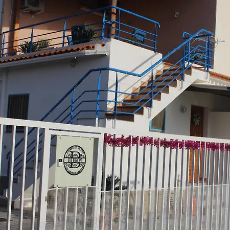 Casa Celidonia , De *